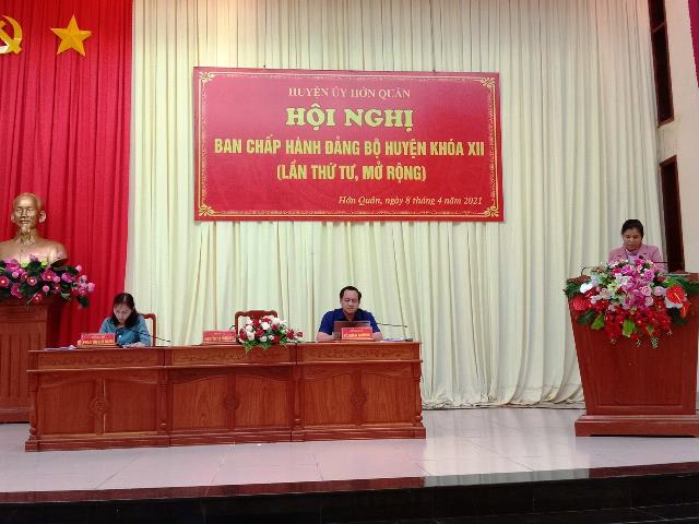Đồng chí Nguyễn Thị Xuân Hòa - TUV - BT Huyện ủy phát biểu kết luận tại hội nghị