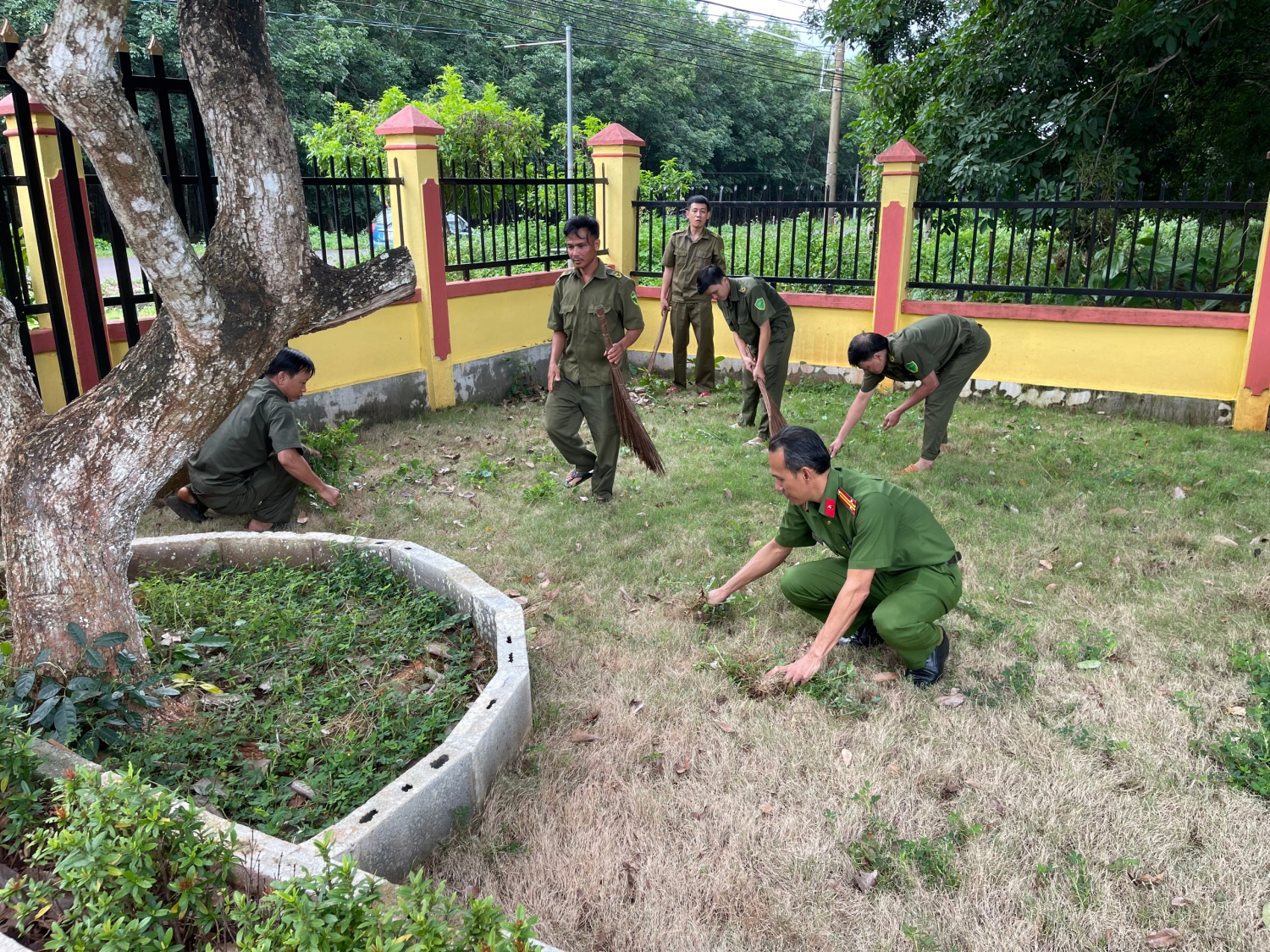 CÔNG AN, LỰC LƯỢNG DÂN QUÂN, ĐOÀN, HỘI XÃ TÂN LỢI RA QUÂN NGÀY CHỦ NHẬT XANH LẦN 3 NĂM 2024