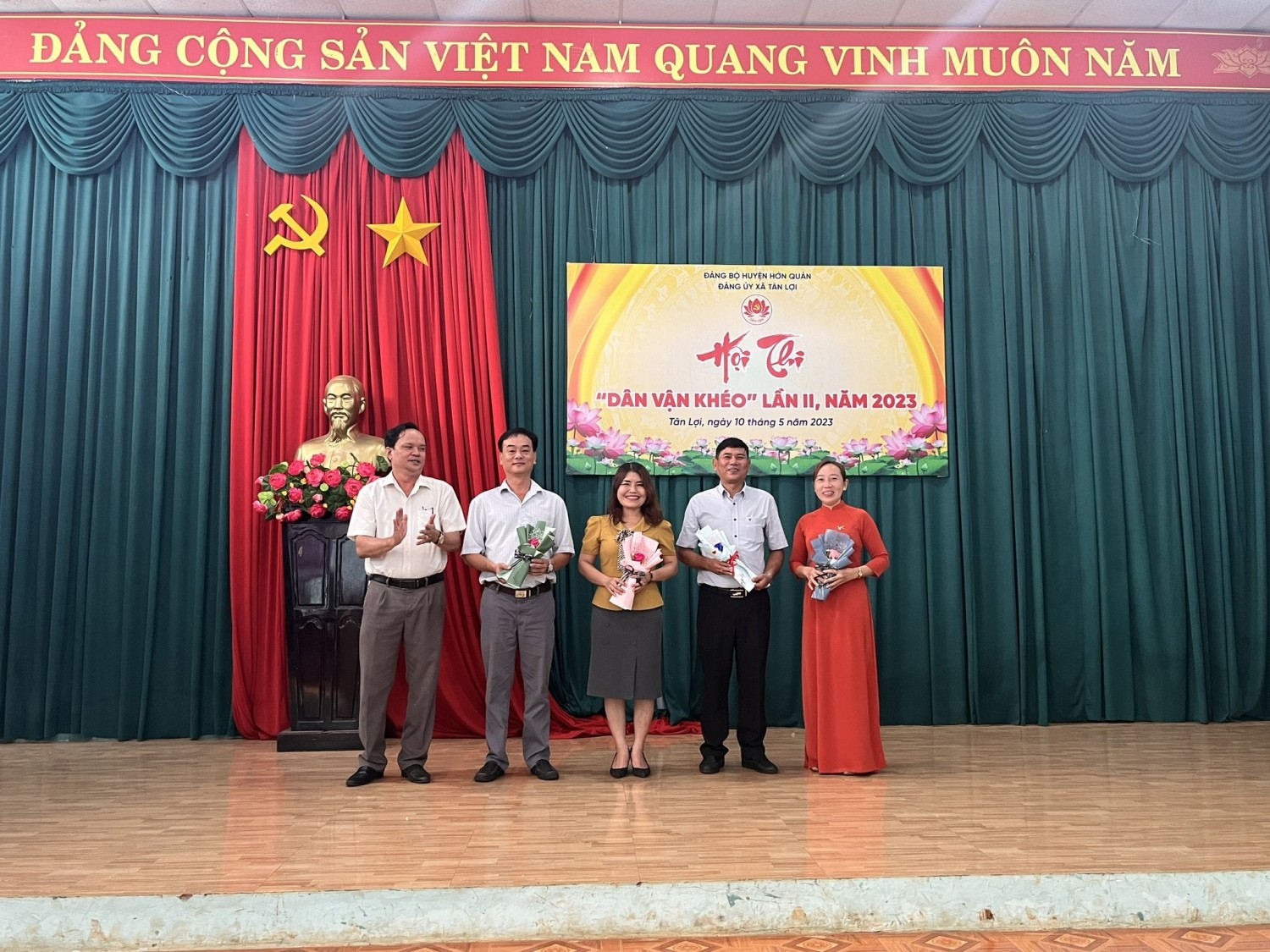 Lãnh đạo xã tặng hoa Thành viên BGK Hội thi