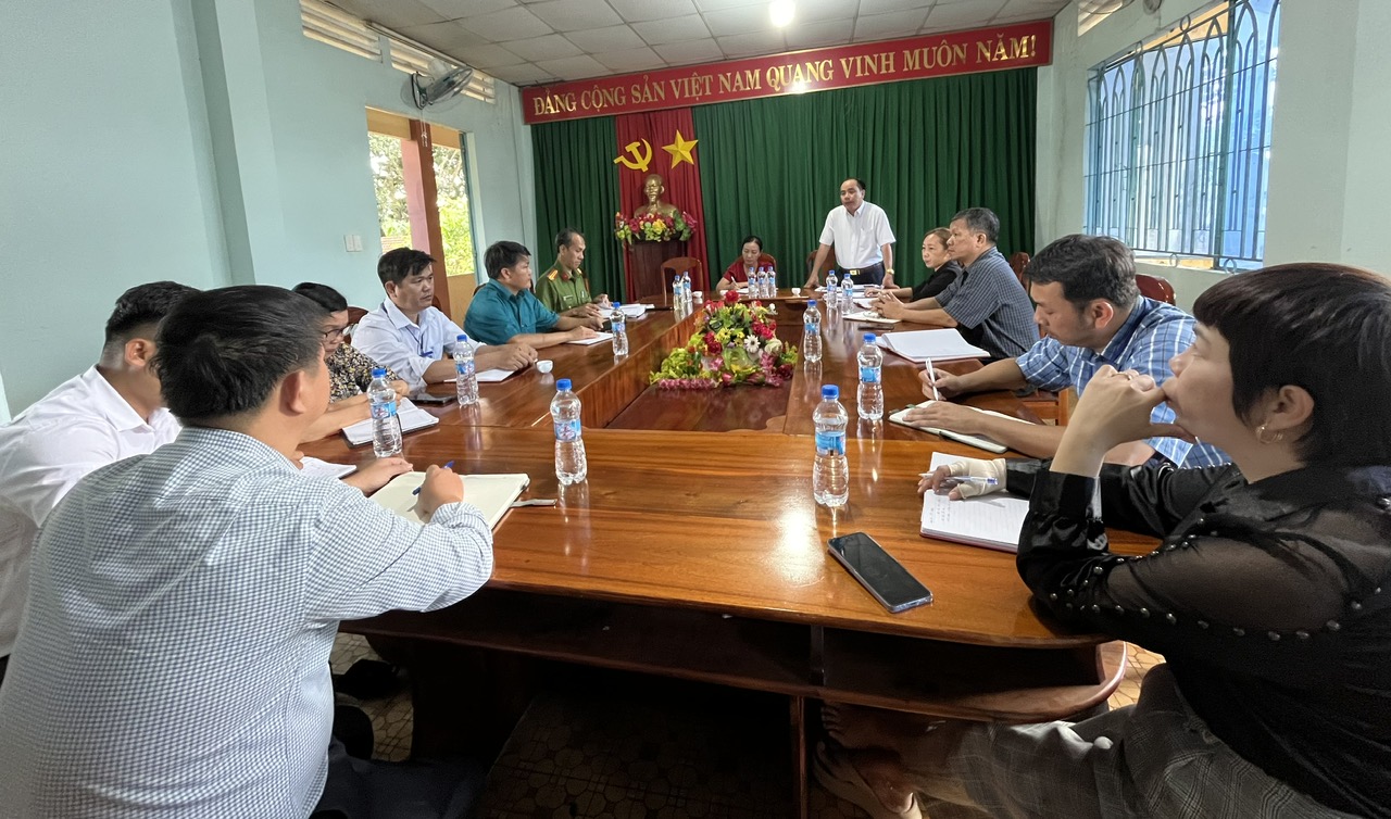 ĐỒNG CHÍ THƯỜNG VỤ HUYỆN ỦY LÀM VIỆC VỚI BAN CHẤP HÀNH ĐẢNG BỘ XÃ TÂN LỢI VỀ CÔNG TÁC CHUẨN BỊ ĐẠI HỘI ĐẢNG CÁC CẤP